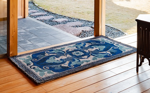 鍋島緞通[手刺繍]兜唐花縁雷文/中藍地灰地茶  90×180cm：D127-004