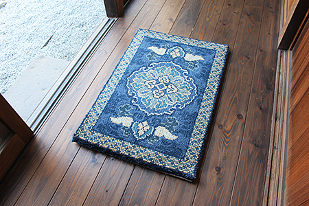 鍋島緞通【手織り】50×80cm 蟹牡丹文縁七宝山形花あさぎ：C510-015