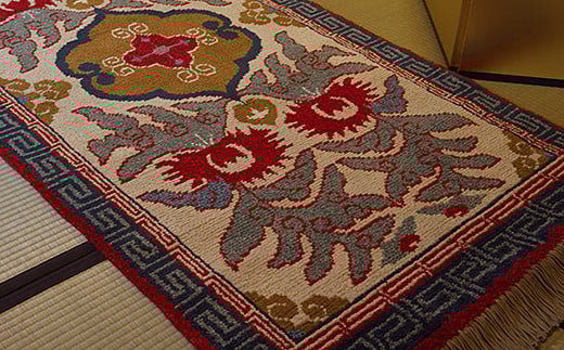 鍋島緞通[手織] 唐草花文縁二重雷文 淡灰地：D253-002