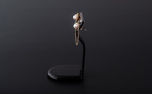 揺れるチェーンとグラデのアコヤ真珠ピアス：C139-015