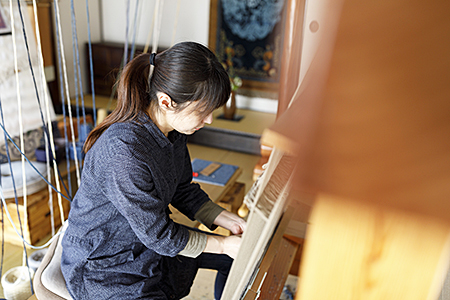 鍋島緞通【手織り】50×80cm 蟹牡丹文縁七宝山形花あさぎ：C510-015