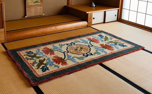 鍋島緞通[手刺繍]唐草芍薬文縁二重雷文/灰地緑：D127-005