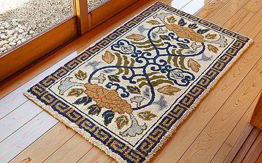 鍋島緞通 [手刺繍] 向い蟹 淡灰地：C510-012