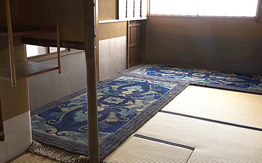 鍋島緞通[手織] 兜唐花紗綾形地縁雷文 中藍地灰地茶：D253-008