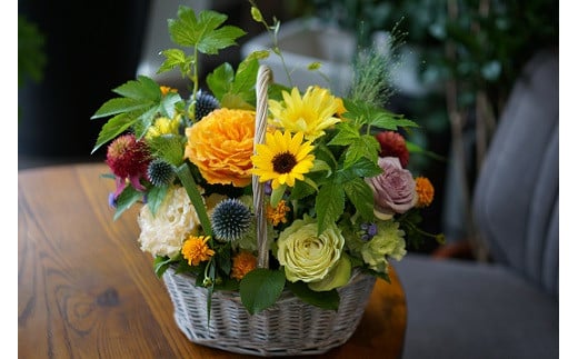 季節の生花のフラワーアレンジメント：B270-001