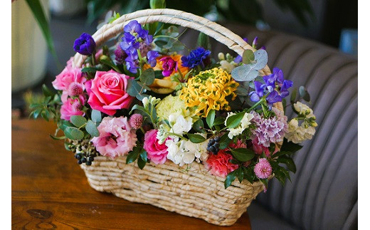 季節の生花のフラワーアレンジメント：B270-001