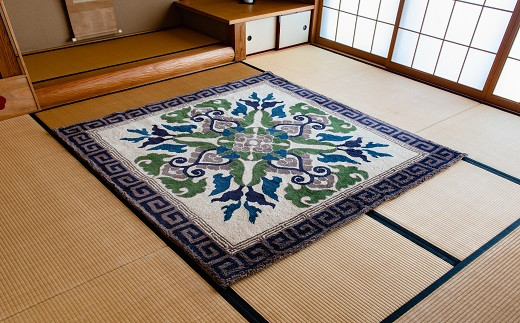 鍋島緞通[手刺繍]蟹牡丹縁二重雷文/灰地 180×180cm：D255-002