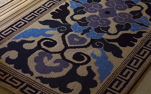 鍋島緞通[手織] 蟹牡丹縁二重雷文 新白茶地：D253-011