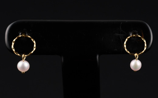 さりげなく揺れるベビーアコヤ真珠ピアスYG：B830-003