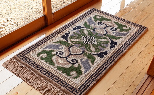 鍋島緞通[手織]蟹牡丹紗綾形地縁二重雷文/灰地青 70×120cm：C812-010