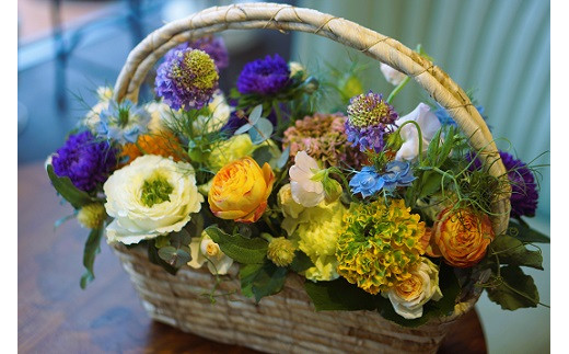 季節の生花のフラワーアレンジメント：B270-001