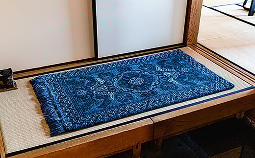 鍋島緞通[手織] 蟹牡丹文縁七宝 淡紺地：C812-007