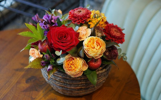 季節の生花のフラワーアレンジメント：B270-001