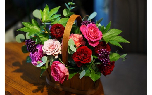 季節の生花のフラワーアレンジメント：B270-001