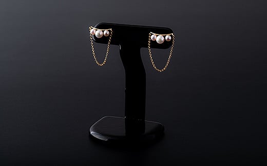 揺れるチェーンとグラデのアコヤ真珠ピアス：C139-015