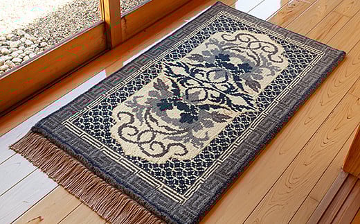 鍋島緞通[手織] 牡丹唐草七宝縁二重雷文 灰白地墨：C812-005