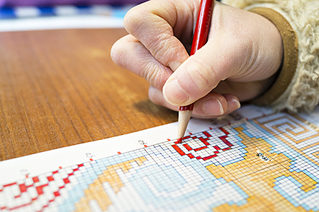 鍋島緞通【手織り】50×80cm 蟹牡丹文縁七宝山形花あさぎ：C510-015