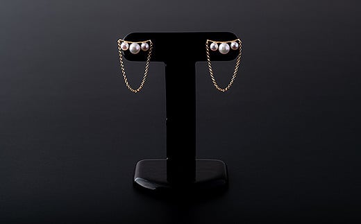 揺れるチェーンとグラデのアコヤ真珠ピアス：C139-015