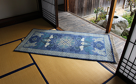 鍋島緞通【手織り】95×191cm 蟹牡丹文縁七宝山形花あさぎ：D253-015