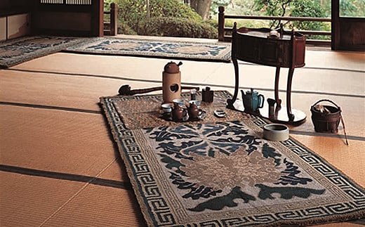 鍋島緞通 [手刺繍] 蟹牡丹唐草縁二重雷文　淡々墨茶地：D127-014