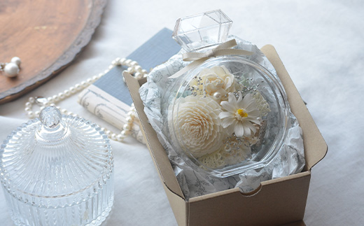 幸運を呼び込む『クリスタルホワイトフラワー』高級アクリルケース入り 白いプリザーブドフラワー＆ソラフラワーのデコレーション 贈り物 ギフト