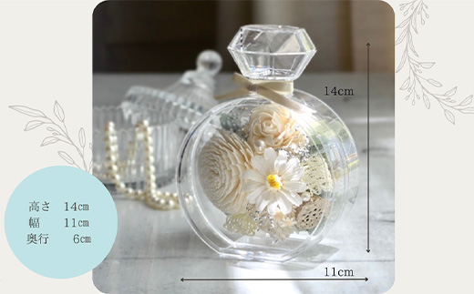 幸運を呼び込む『クリスタルホワイトフラワー』高級アクリルケース入り 白いプリザーブドフラワー＆ソラフラワーのデコレーション 贈り物 ギフト