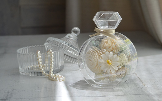 幸運を呼び込む『クリスタルホワイトフラワー』高級アクリルケース入り 白いプリザーブドフラワー＆ソラフラワーのデコレーション 贈り物 ギフト
