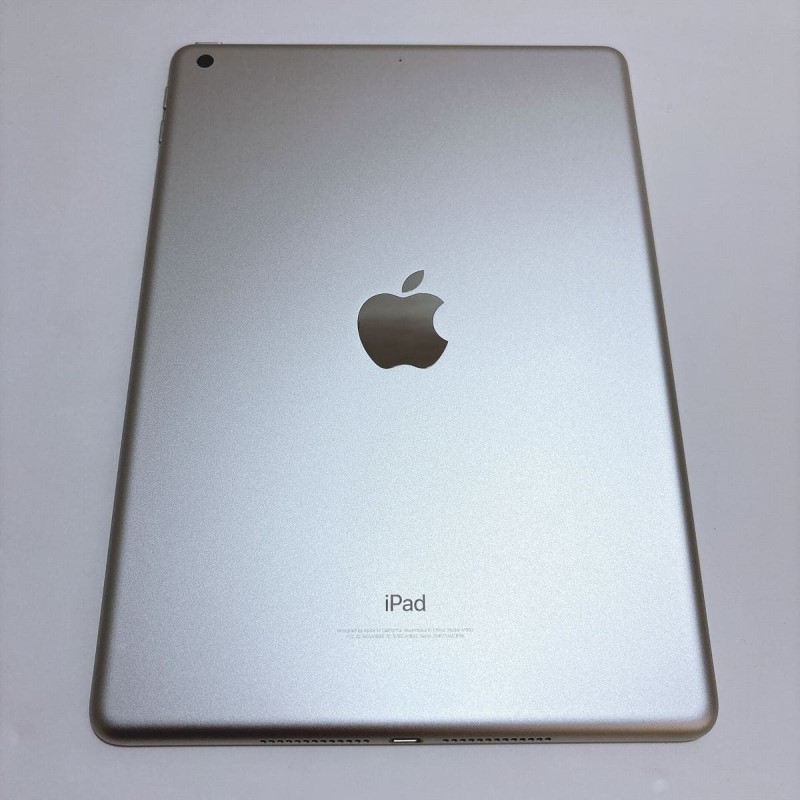 iPad 第6世代 32GB Wi-Fiモデル シルバー 中古 アイパッド