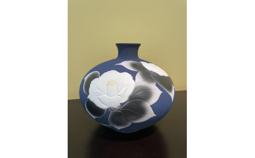 【伊万里焼】藍吹染白椿彫花瓶 H822