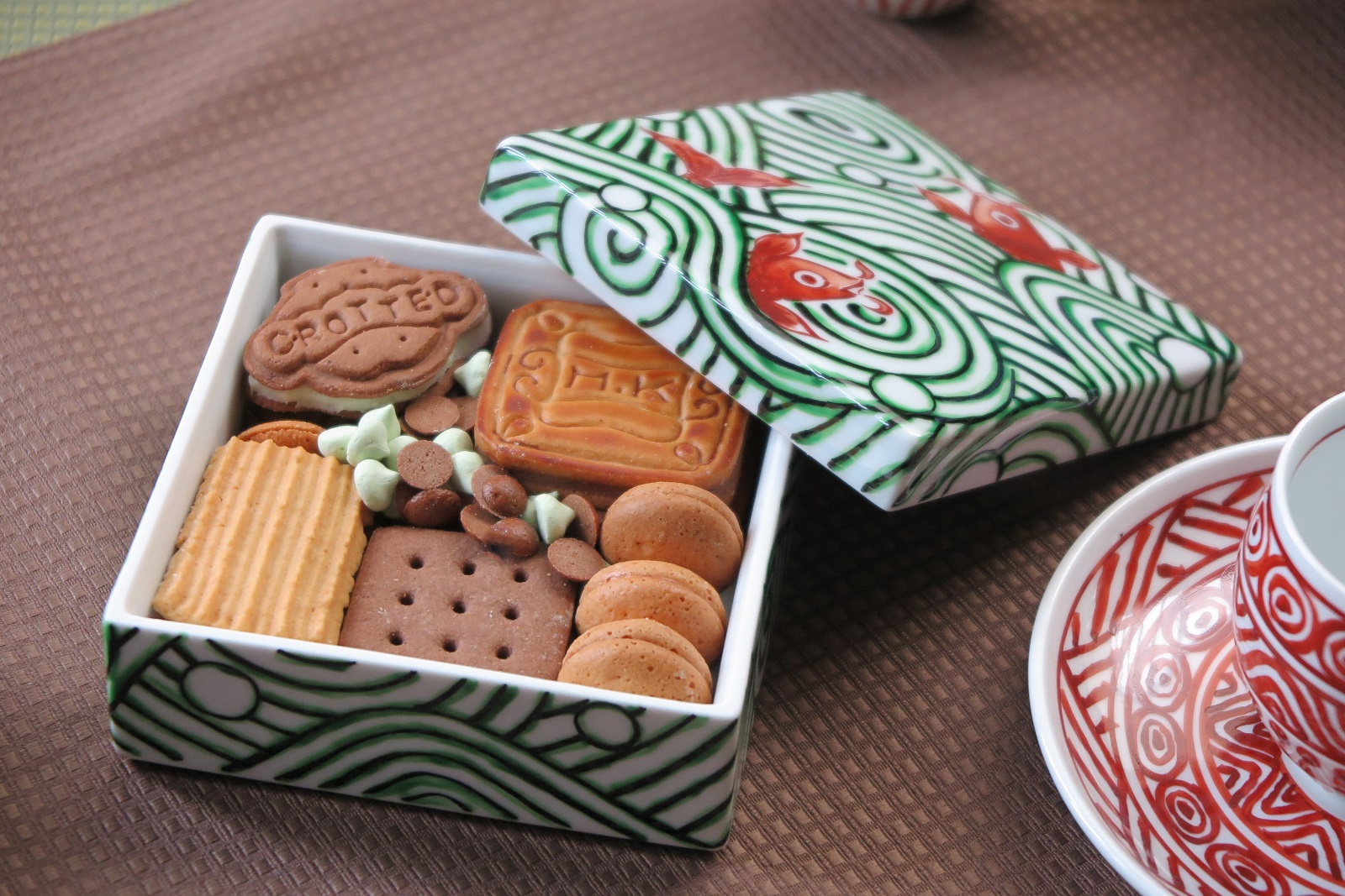 伊万里陶苑 遊鯉紋陶箱・中 070-H971