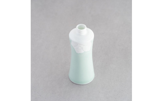 【伊万里焼】青磁椿彫りスレンダー 化粧水ボトル【花しずく】 023-H808