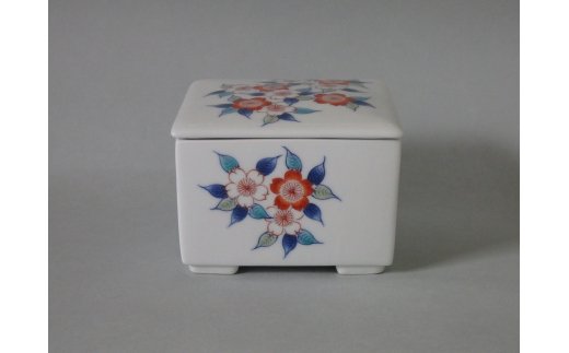 【伊万里焼】市川冬山窯「色鍋島桜文角蓋物」 037-H1232