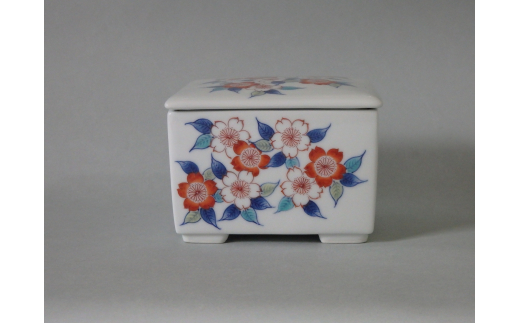 【伊万里焼】市川冬山窯「色鍋島桜文角蓋物」 037-H1232