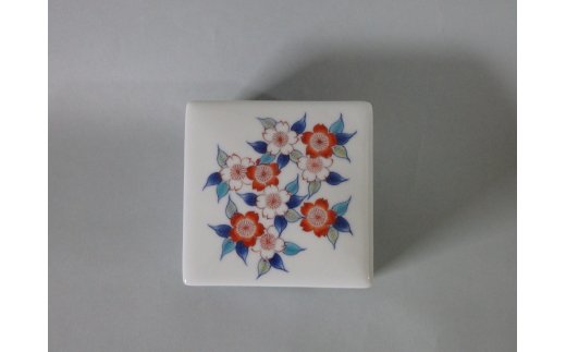 【伊万里焼】市川冬山窯「色鍋島桜文角蓋物」 037-H1232