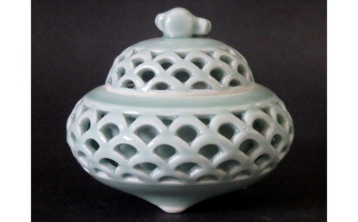 【伊万里焼】青磁蕪型青海波透かし彫り香炉【市川冬山窯】 037-H1226