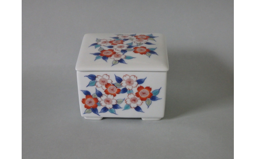 【伊万里焼】市川冬山窯「色鍋島桜文角蓋物」 037-H1232