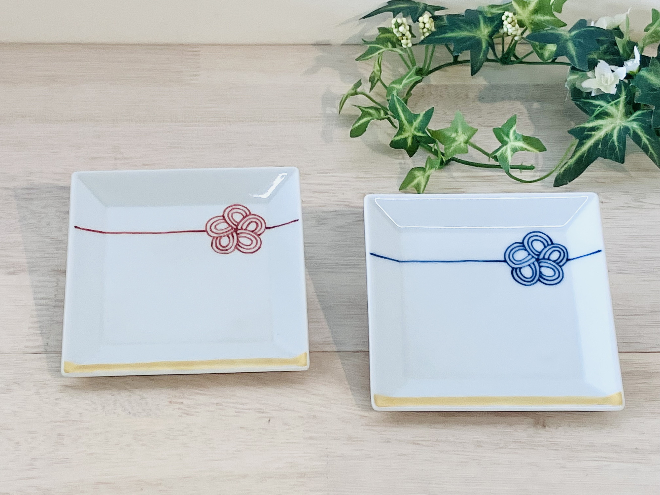 伊万里焼 梅水引5寸角皿（青・赤）セット 165-H564