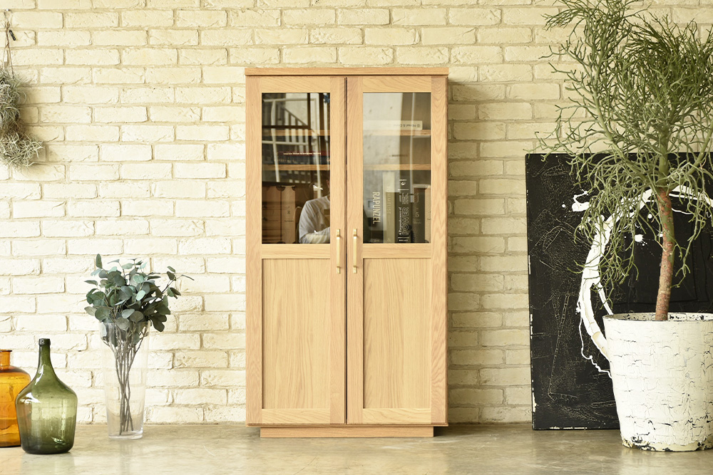 ビルネ 70 キャビネット NA【ナチュラル 完成品 真鍮 木製 収納家具 高級感 ガラス扉】(H062384)