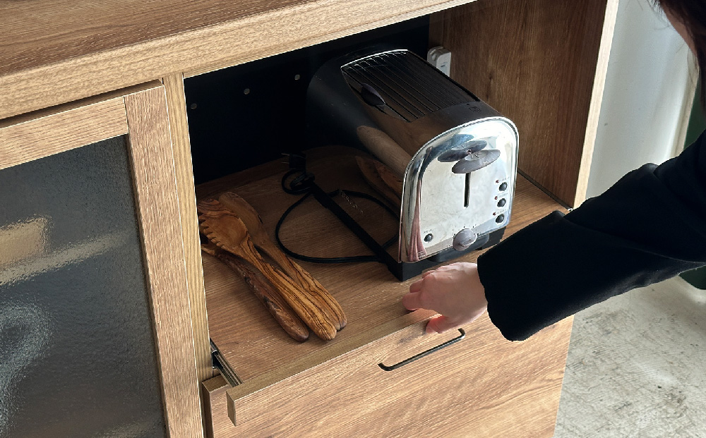 【東馬家具】TMフォカス ガラス扉+オープン引出+60チェスト+180天板SN+脚3セット【収納棚 シャビー調 木目 おしゃれ 飾り棚 完成品 脚・取っ手のみ取付】(H060628)