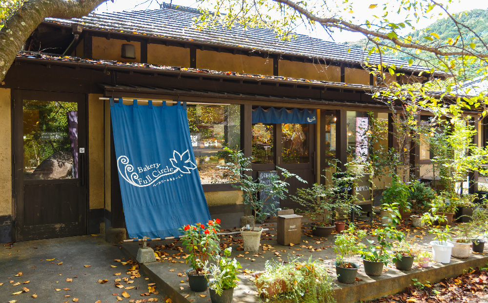 【12カ月定期便】4種類のパン焼きたての味直送便【瞬間冷凍 食パン 純国産 佐賀県産 厳選素材 こだわり製法】(H111113)