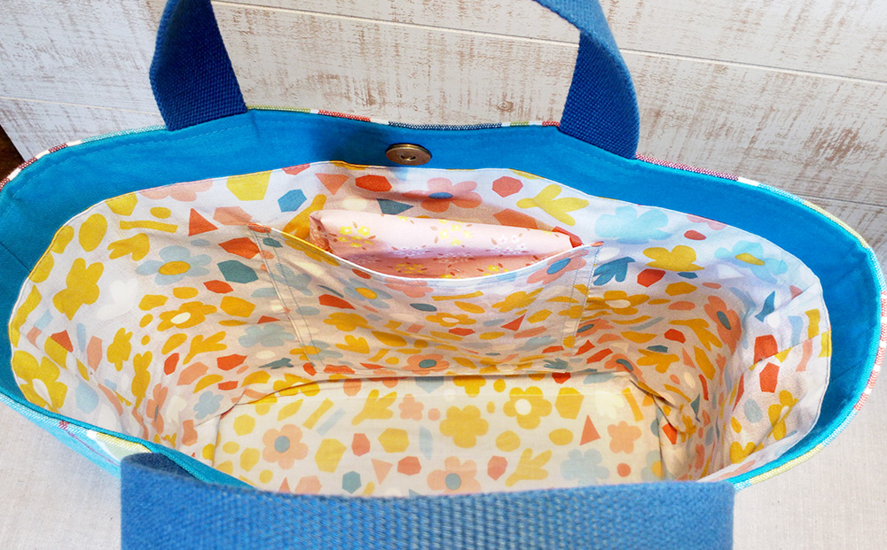 手作りトートバックC(ストライプ柄に赤ハンプ)【手作り 手提げ サブバック ハンドメイド ポケット付 1点もの 人生の楽園】K023062