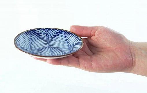 【波佐見焼】　φ１０.５cm手描きの小皿　松 【西海陶器】１ １８１９７