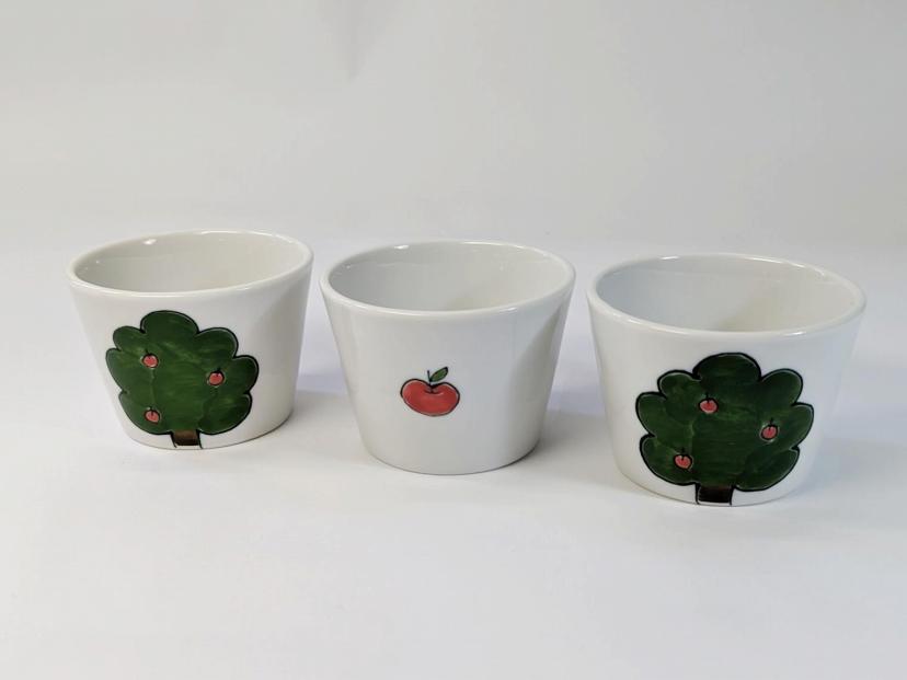 【波佐見焼】　φ７ｃｍの手描きのプチカップ３個組　りんご　【西海陶器】３　２０８１８