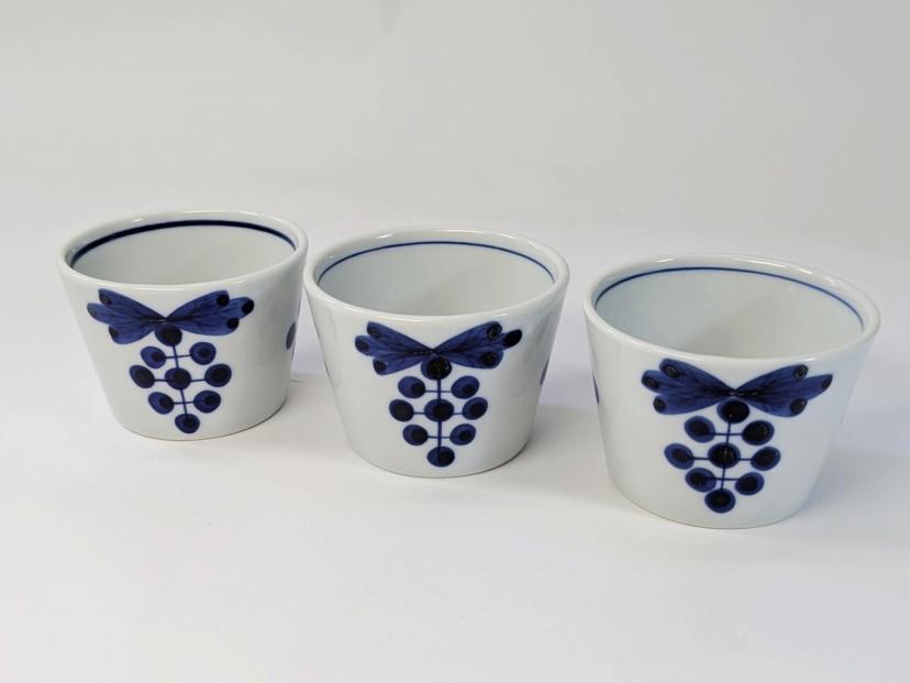 【波佐見焼】　φ７ｃｍの手描きのプチカップ３個組　藍果　青　【西海陶器】３　２０８０６