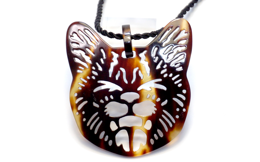 【べっ甲】あくび猫ペンダント ／ アクセサリー ペンダント 猫 ネコ ねこ べっこう 鼈甲