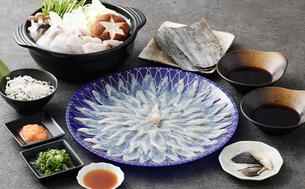 戸石町産とらふぐ刺身＆鍋用アラ／昆布セット 【2026年11月上旬～2027年3月下旬発送予定】 魚 魚類 フグ ふぐ 河豚 とらふぐ 鍋 鍋料理 鍋セット 刺身 アラ 昆布 出汁