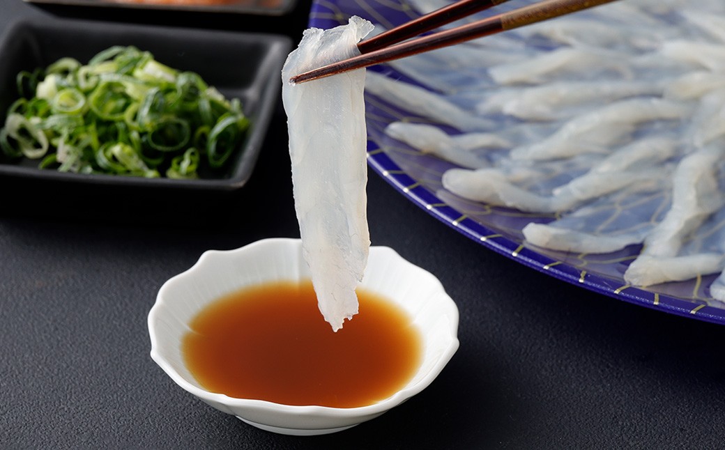 戸石町産とらふぐ刺身＆鍋用アラ／昆布セット 【2026年11月上旬～2027年3月下旬発送予定】 魚 魚類 フグ ふぐ 河豚 とらふぐ 鍋 鍋料理 鍋セット 刺身 アラ 昆布 出汁