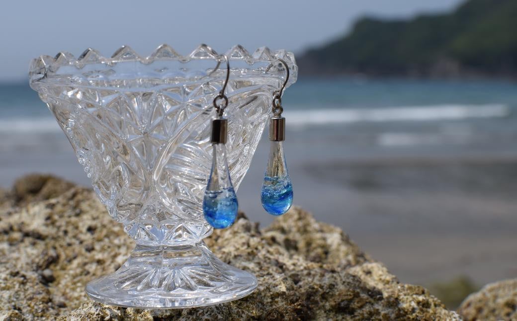 海色ピアス ／ アクセサリー ファッション 青 海 ガラス ピアス ガラス細工 アクセサリー しずく 雫形 チタン 九州 長崎