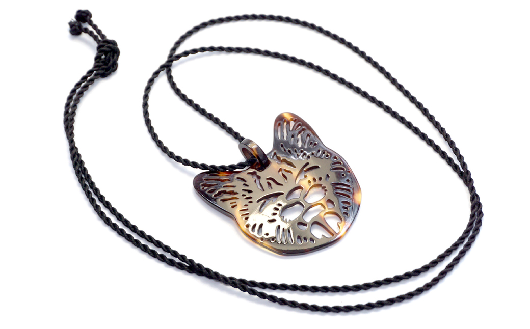 【べっ甲】あくび猫ペンダント ／ アクセサリー ペンダント 猫 ネコ ねこ べっこう 鼈甲