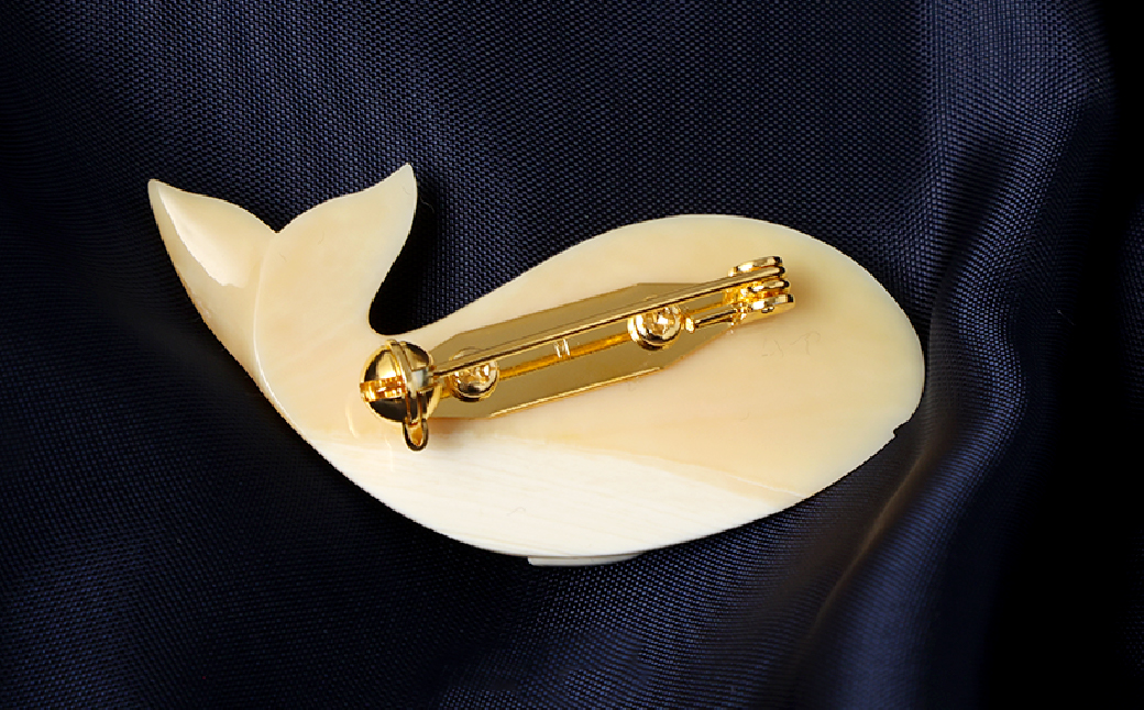 【数量限定】くじら工芸品 くじらブローチ ／ ブローチ 工芸品 アクセサリー マッコウ鯨 くじら工芸